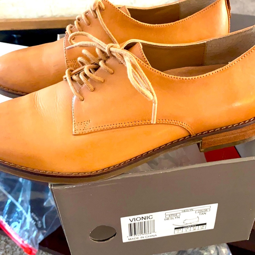 Vionic tan brogues